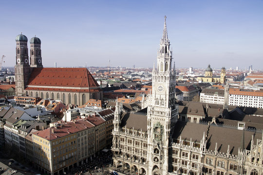 Münchner Rathaus mit Frauenkirche
