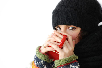 femme buvant un café dans le froid