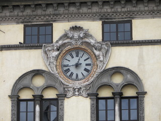 Fototapeta na wymiar Zegar na Piazza San Martino