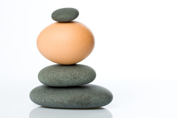 Fototapeta na wymiar walec umysł medytacja układanie powłoki jaja kamień i równowaga