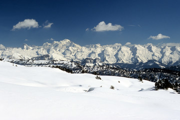 Fototapeta na wymiar Plateau de Sous-Dine sous la neige. Au fond, le Massif du Mont-B