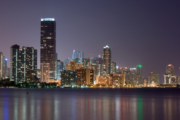 Fototapeta na wymiar W nocy w Miami Bayfront
