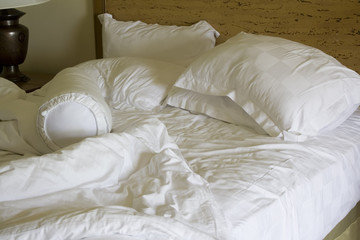 Fototapeta na wymiar Messy niepościelone łóżko z pokrywą poduszki i kołdra