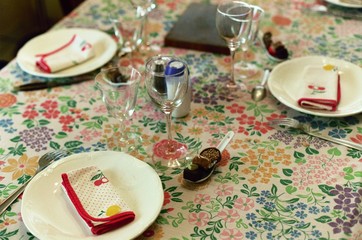 La table et les assiettes