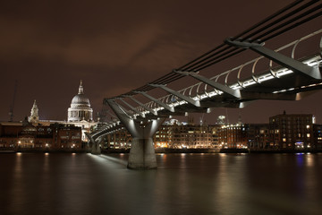 Fototapeta na wymiar London rzeki scena nocą