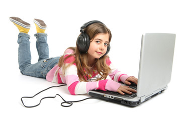 Jeune fille avec ordinateur portable ecoute de la musique