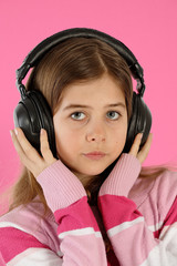 Enfant ecoute de la musique