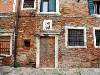 Fototapeta na wymiar Otoczony murem z czerwonej cegły dom, Wenecja, Włochy