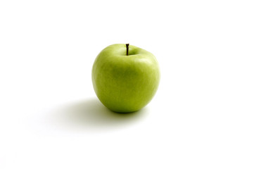mela verde su sfondo bianco