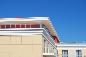 résidence et ciel bleu
