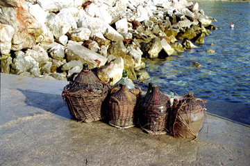 Korbflaschen im Hafen