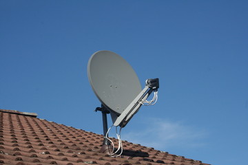 Satellitenschüssel auf Hausdach