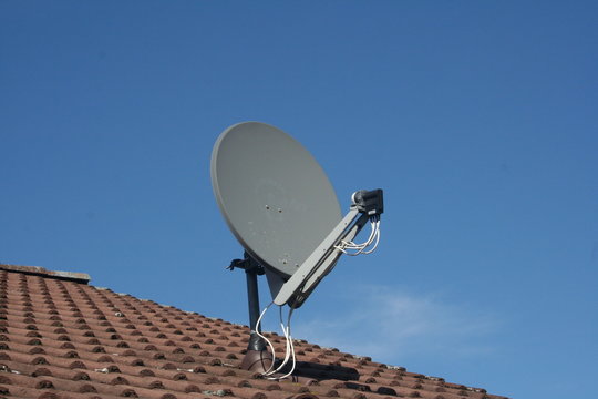 Satellitensch&uuml;ssel auf Hausdach