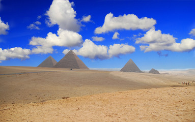 Fototapeta na wymiar Starożytne egipskie piramidy