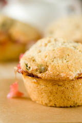 Muffin with rhubarb and pistachio