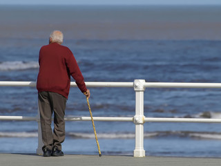 Anciano con bast&oacute;n