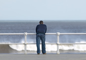 Hombre mirando al mar