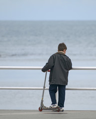 Ni&ntilde;o en patinete