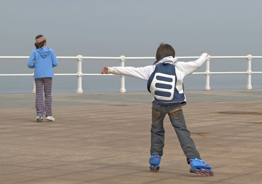 Ni&ntilde;os patinando