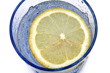 Acqua minerale frizzante con limone