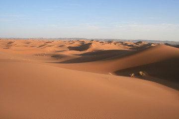 Fototapeta na wymiar Dunes de sable dans le sahara marocain