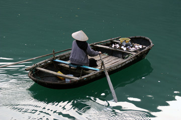 Obraz premium Selling in the Halong Bay