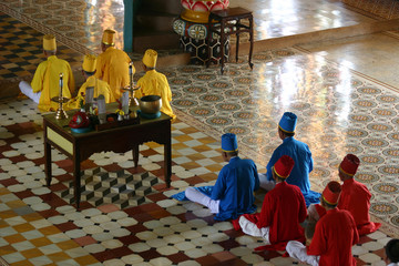 Monjes taoistas rezando en templo
