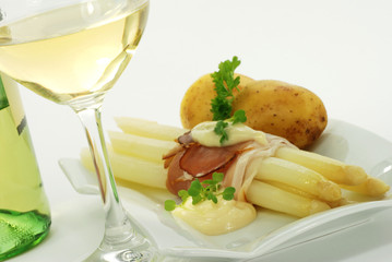 Spargel und Weißwein