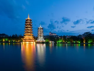 Gordijnen Pagodas in Banyan Lake in downtown Guilin © Jgz