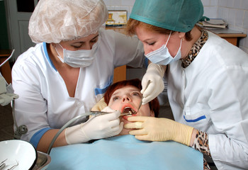 Obraz na płótnie Canvas doctor to drill a tooth