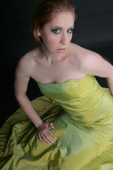 Frau rothaarig Ballkleid gr&uuml;n