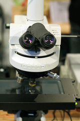 Fototapeta na wymiar Elektroniczny mikroskop