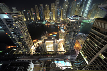 Fototapeta na wymiar Zjednoczone Emiraty Arabskie: Dubai Skyline w nocy