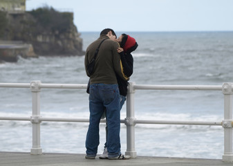 Pareja besándose