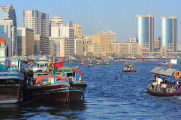 Fototapeta na wymiar Zjednoczone Emiraty Arabskie: Dubaj w łodzi potoku