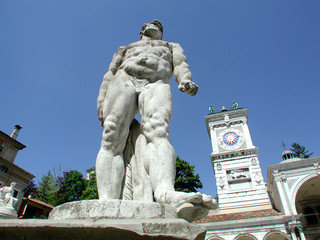 Statua di Caco in piazza Liberta - Udine Friuli Italia