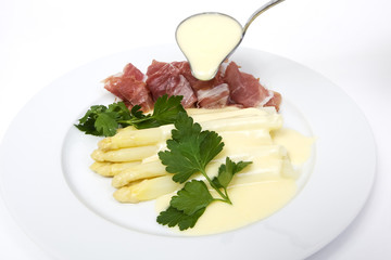 weisser Spargel mit Schinken und Sauce Hollandaise