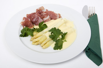 weisser Spargel mit Schinken und Sauce Hollandaise