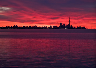 Naklejka premium Toronto skyline before sunrise
