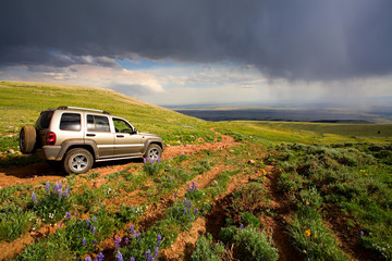 Fototapeta na wymiar Przygoda w górach z SUV