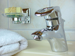 Wasserhahn, Seifenhalter, Handtuch