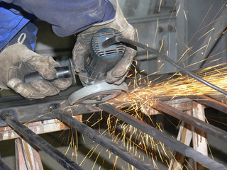 Handwerker mit Winkelschleifer, Flex