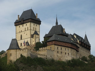 Fototapeta na wymiar Karlstejn, zamek w pobliżu Pragi