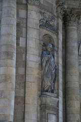 Fototapeta na wymiar Statue sur mur d'Eglise Bordeaux