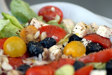 salade tomates olives et feta dans un restaurant