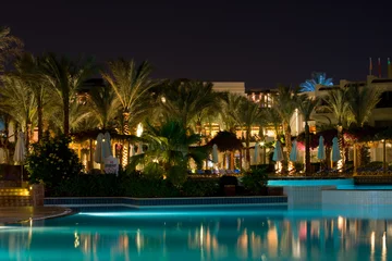 Foto op Plexiglas Night swimming pool side of tropical hotel © janika