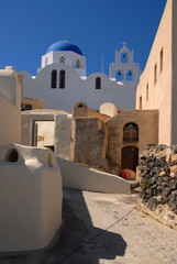 Kirche mit blauer Kuppel auf Santorin Griechenland Altstadt