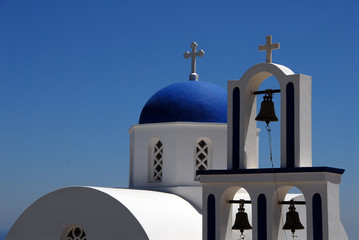 Kirche mit blauer Kuppel Glockenturm auf Santorin Griechenland 