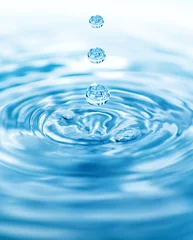 Foto op Plexiglas Water Druppels vallen in blauw water