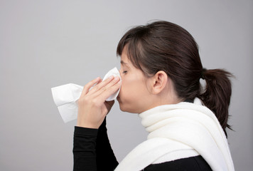 frau erkältung schnupfen nase allergie taschentuch